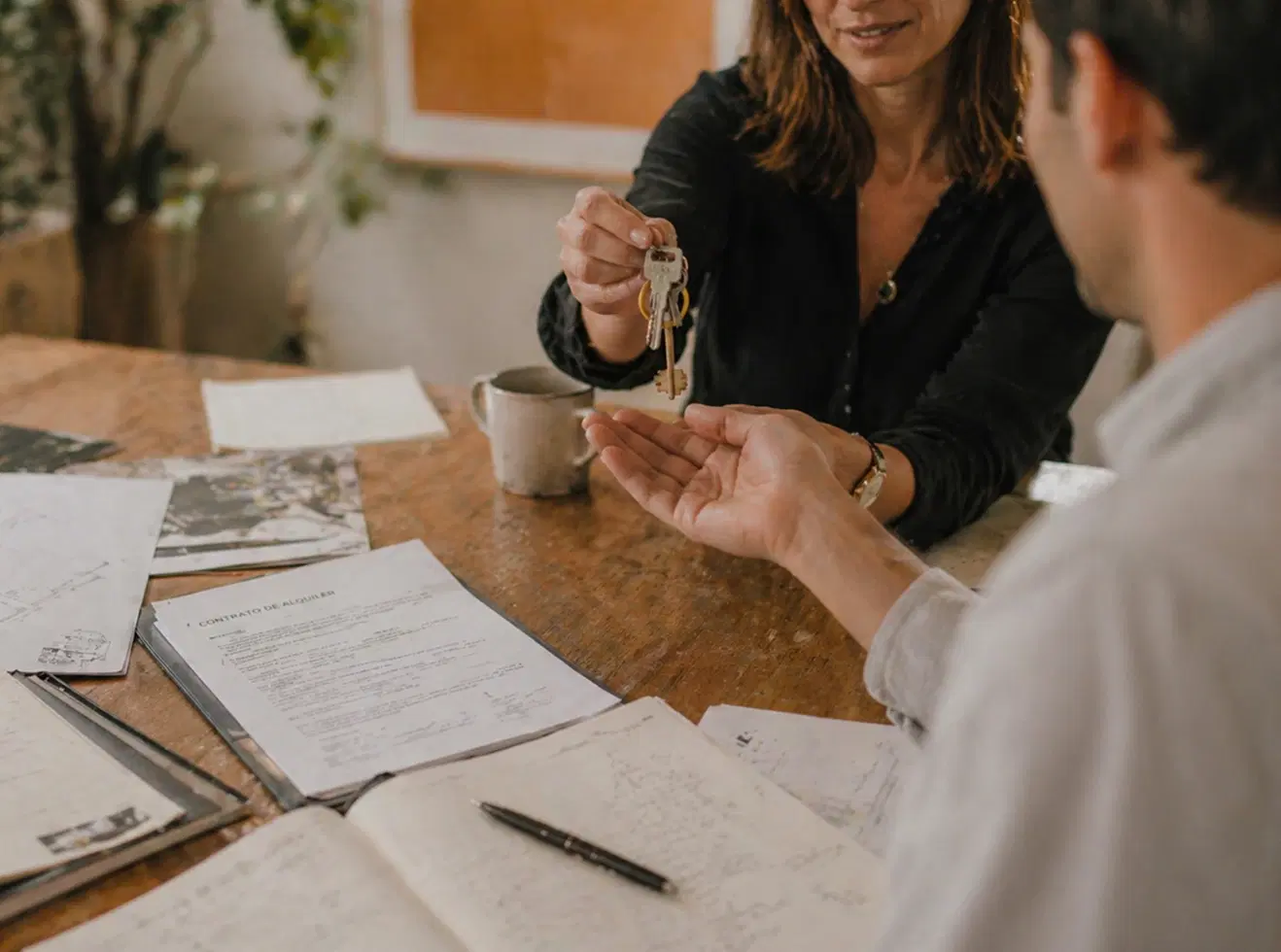 Personas revisando documentación para gestionar un alquiler