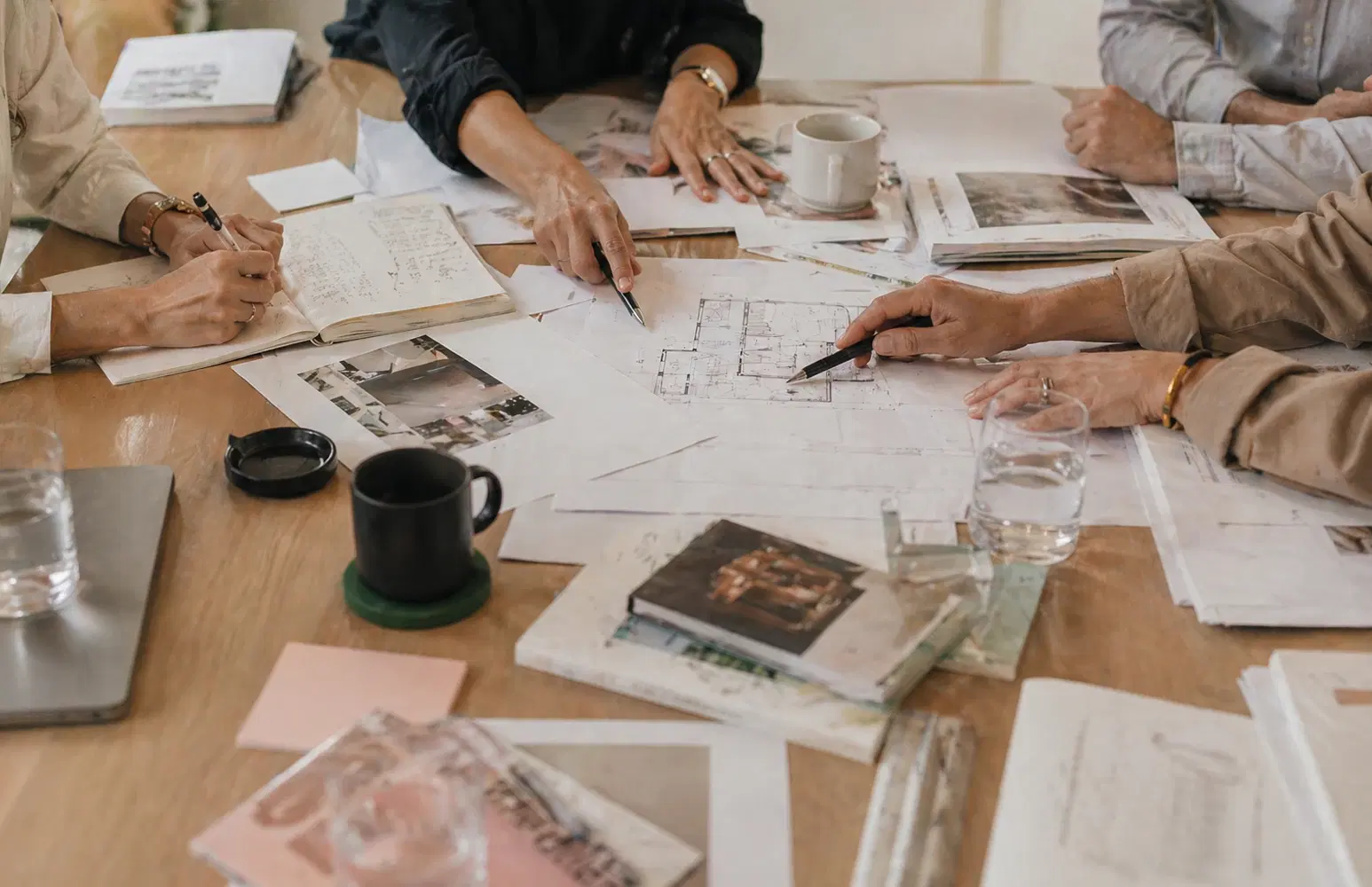 Mesa de trabajo con documentación inmobiliaria