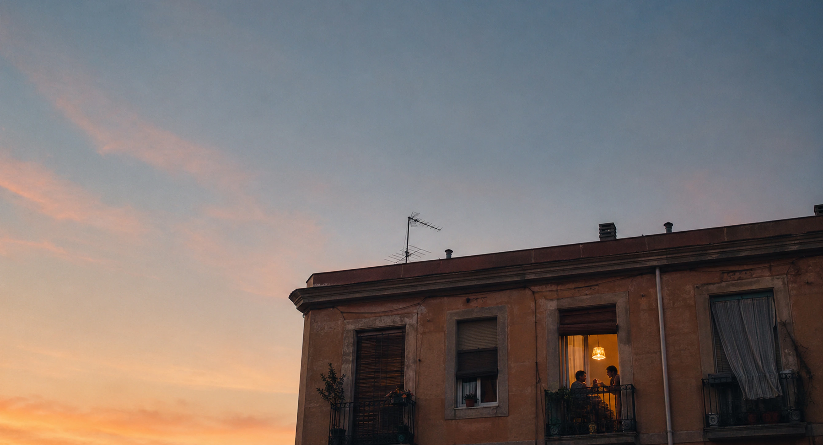 Fachada de un edificio de Barcelona al atardecer